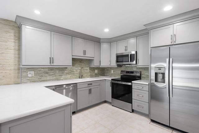 227 W Riverside Drive, Jupiter, FL 33469