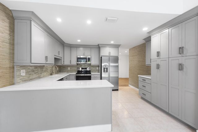 227 W Riverside Drive, Jupiter, FL 33469