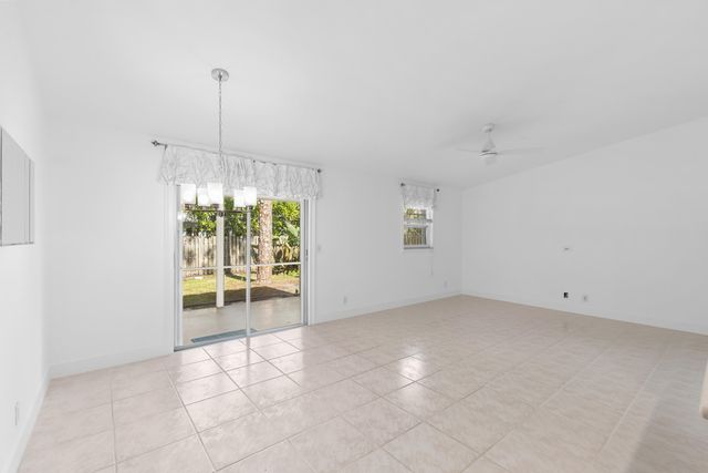227 W Riverside Drive, Jupiter, FL 33469