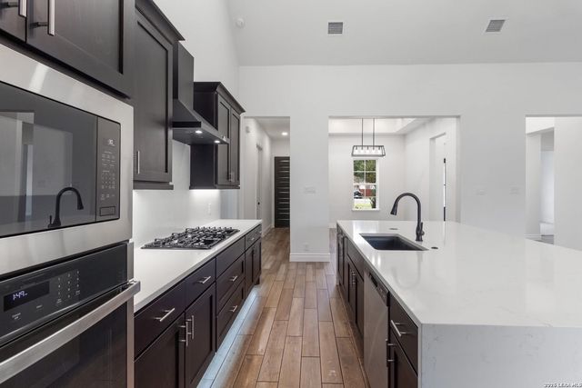 15509 york, Selma, TX 78154