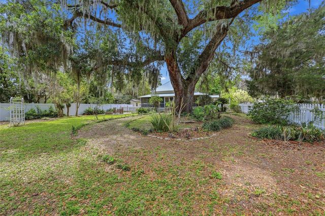 6070 AVENUE F, Mc Intosh, FL 32664