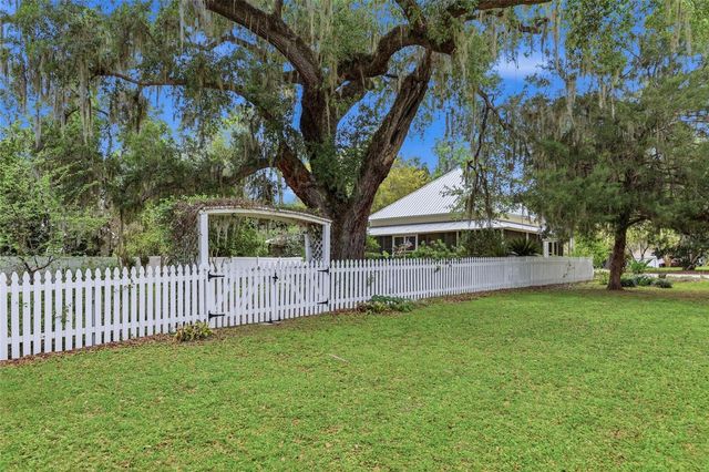 6070 AVENUE F, Mc Intosh, FL 32664