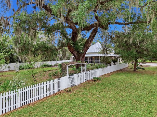 6070 AVENUE F, Mc Intosh, FL 32664