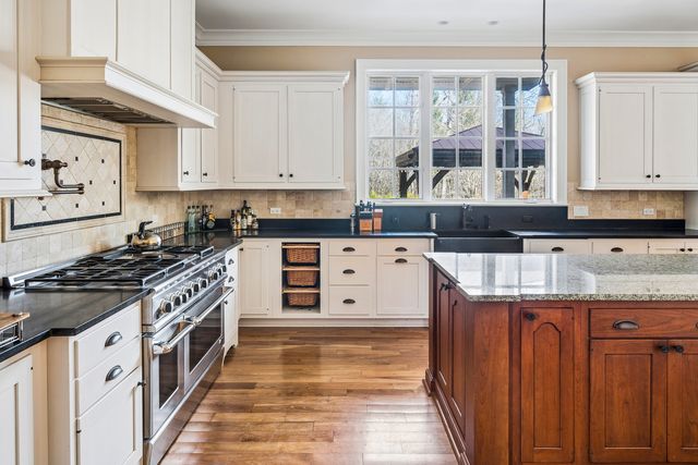 1300 ABINGTON CAMBS Drive, Lake Forest, IL 60045
