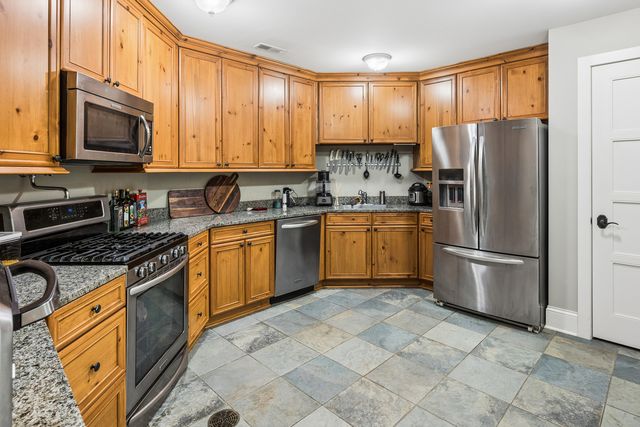 1300 ABINGTON CAMBS Drive, Lake Forest, IL 60045