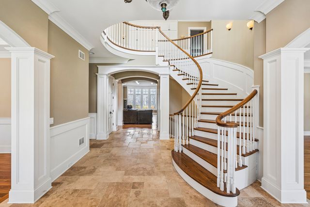1300 ABINGTON CAMBS Drive, Lake Forest, IL 60045