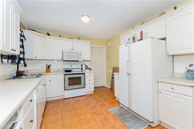 908 Phineas Drive, Kernersville, NC 27284