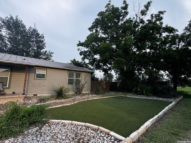 401 S JAMISON DR, Devine, TX 78016