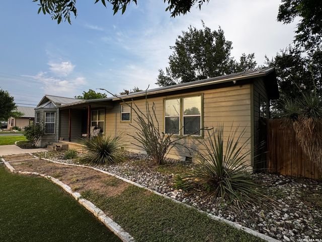 401 S JAMISON DR, Devine, TX 78016