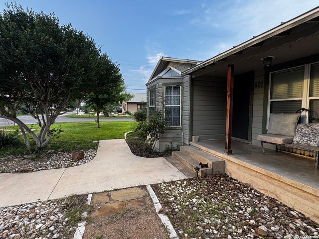 401 S JAMISON DR, Devine, TX 78016
