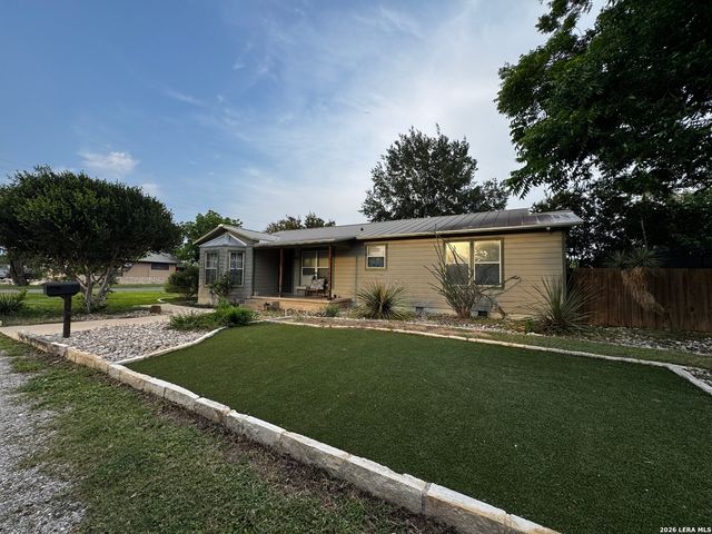 401 S JAMISON DR, Devine, TX 78016