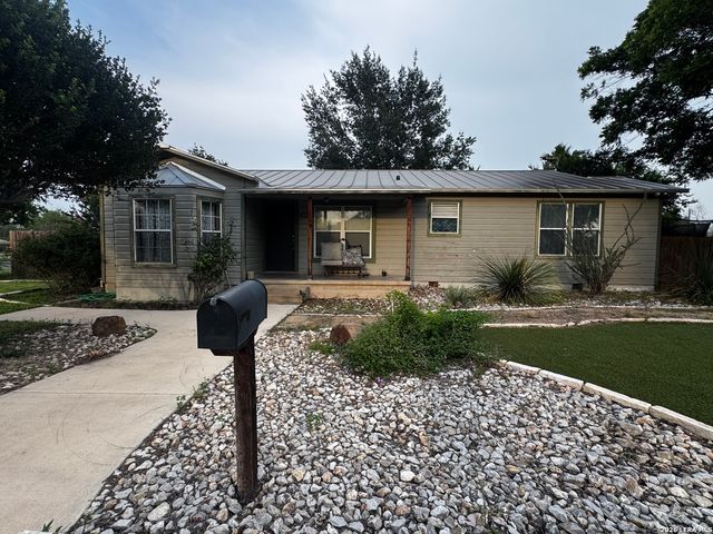 401 S JAMISON DR, Devine, TX 78016