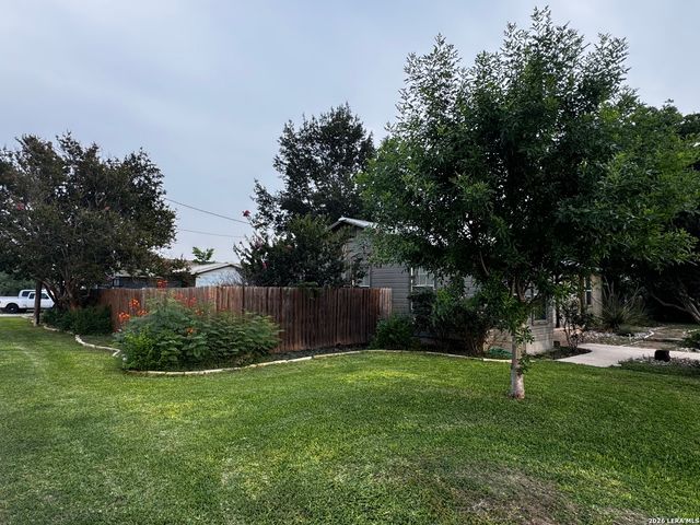 401 S JAMISON DR, Devine, TX 78016