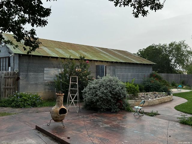 401 S JAMISON DR, Devine, TX 78016
