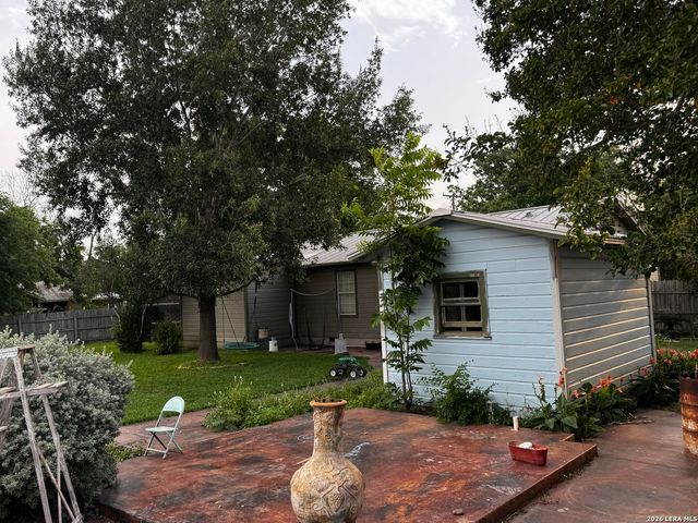 401 S JAMISON DR, Devine, TX 78016