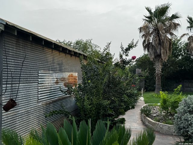 401 S JAMISON DR, Devine, TX 78016