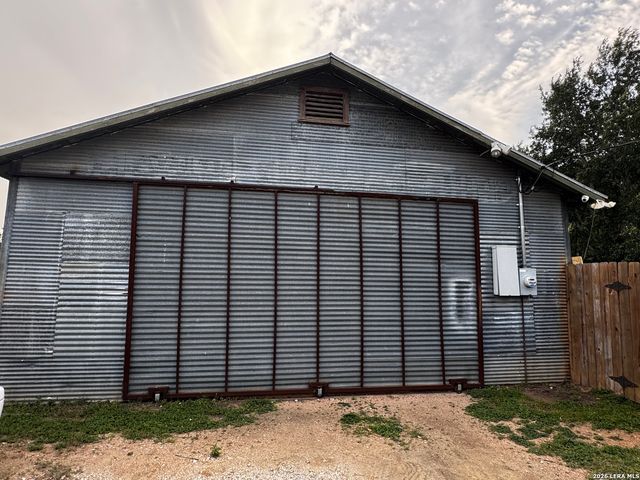 401 S JAMISON DR, Devine, TX 78016