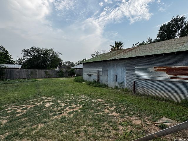 401 S JAMISON DR, Devine, TX 78016