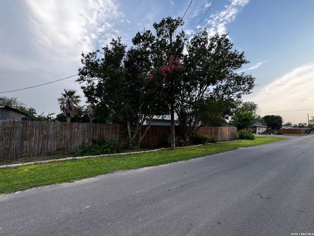 401 S JAMISON DR, Devine, TX 78016