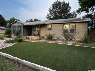 401 S JAMISON DR, Devine, TX 78016