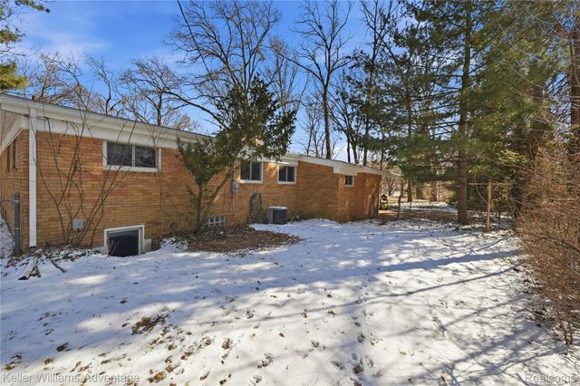 52433 Ihla Street, Shelby Charter Township, MI 48316