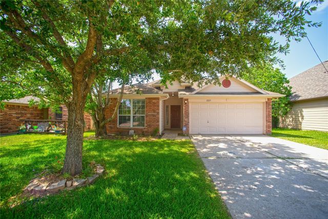 2223 Shady Pine Drive, Conroe, TX 77301