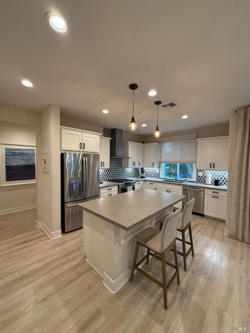 813 Cosmos Dr, Vacaville, CA 95687