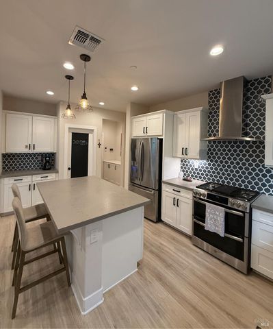 813 Cosmos Dr, Vacaville, CA 95687