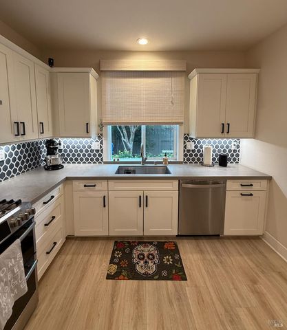 813 Cosmos Dr, Vacaville, CA 95687