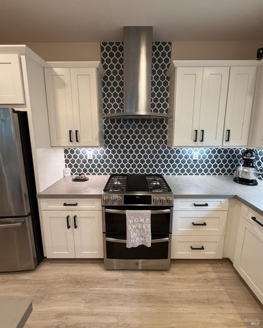 813 Cosmos Dr, Vacaville, CA 95687