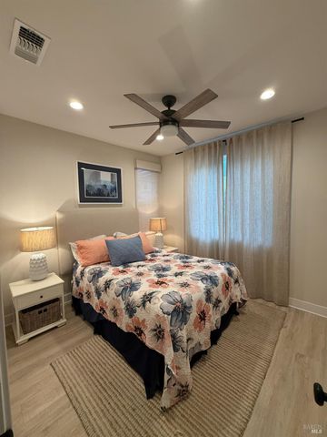 813 Cosmos Dr, Vacaville, CA 95687