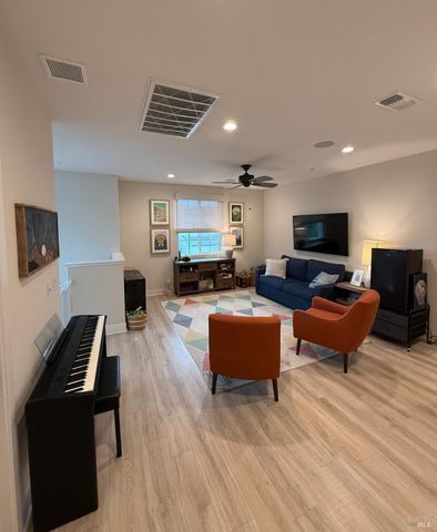 813 Cosmos Dr, Vacaville, CA 95687