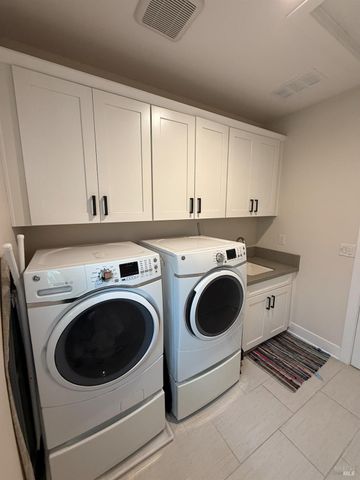 813 Cosmos Dr, Vacaville, CA 95687