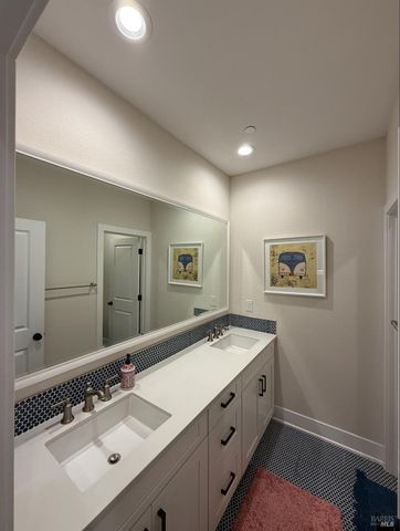 813 Cosmos Dr, Vacaville, CA 95687