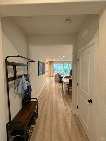 813 Cosmos Dr, Vacaville, CA 95687