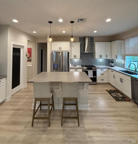 813 Cosmos Dr, Vacaville, CA 95687