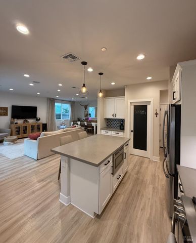 813 Cosmos Dr, Vacaville, CA 95687