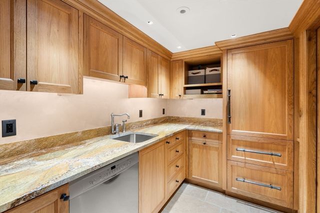 9 Stonegate Dr, Westwood, MA 02090