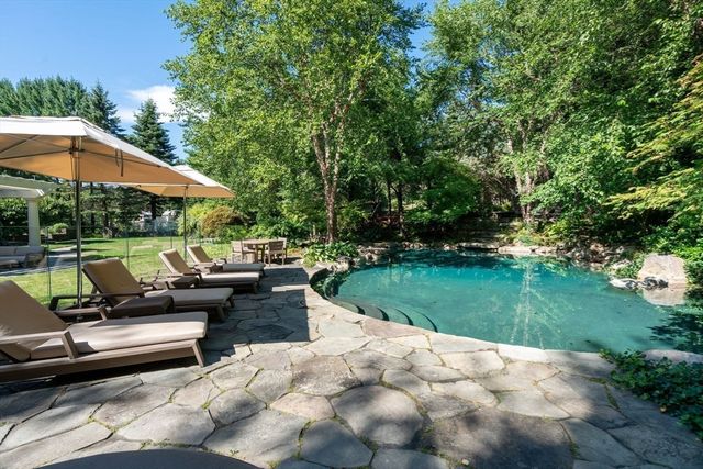 9 Stonegate Dr, Westwood, MA 02090