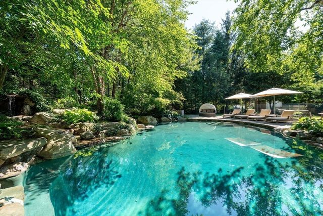 9 Stonegate Dr, Westwood, MA 02090