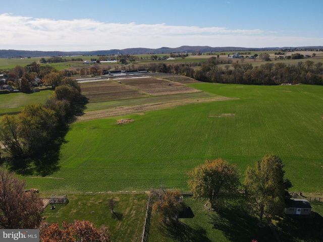 690 KRAYBILL CHURCH RD, Mount Joy, PA 17552