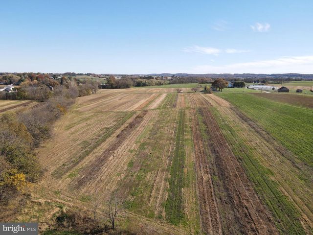 690 KRAYBILL CHURCH RD, Mount Joy, PA 17552