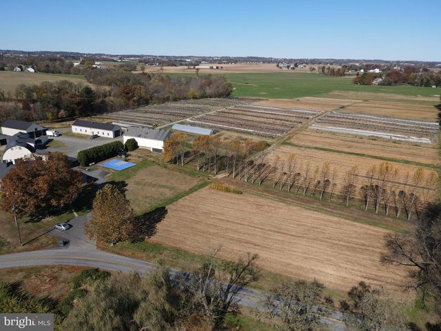 690 KRAYBILL CHURCH RD, Mount Joy, PA 17552