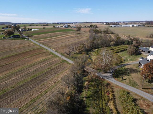 690 KRAYBILL CHURCH RD, Mount Joy, PA 17552