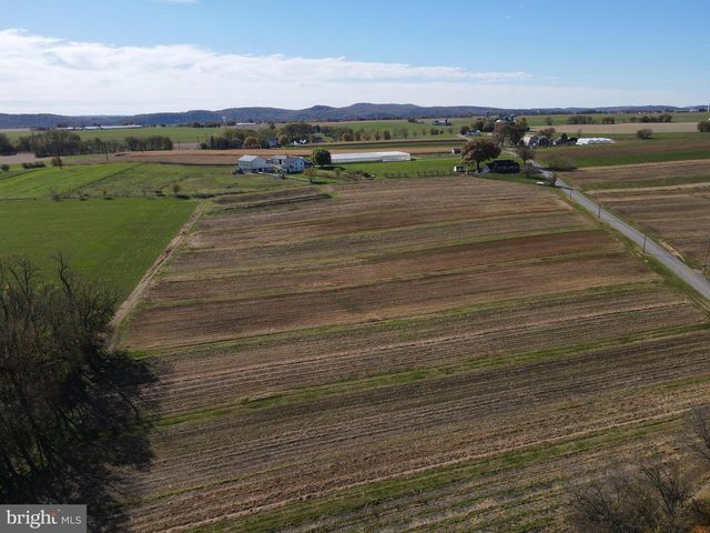 690 KRAYBILL CHURCH RD, Mount Joy, PA 17552