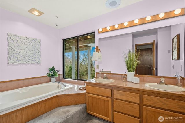 2420 Squak Mountain Loop SW, Issaquah, WA 98027