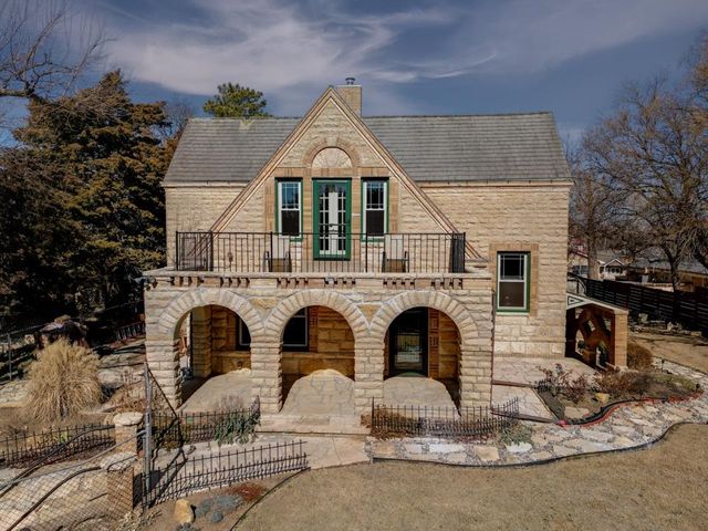 1702 Simpson Ave, Winfield, KS 67156