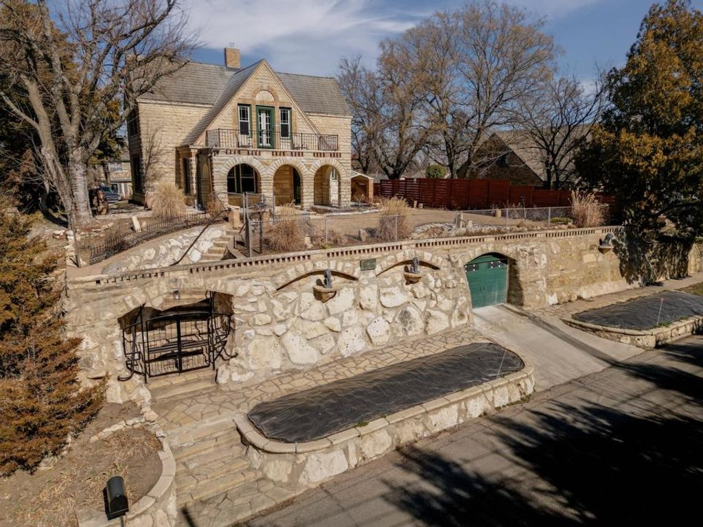 1702 Simpson Ave, Winfield, KS 67156