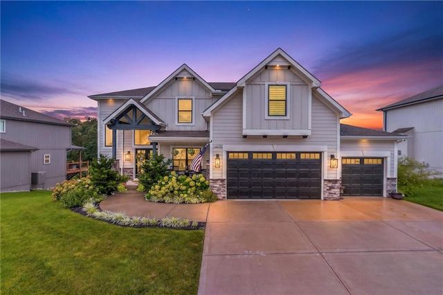 14670 Thousand Oaks Place, Parkville, MO 64152