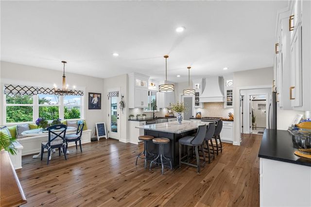 14670 Thousand Oaks Place, Parkville, MO 64152